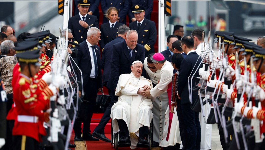 Papa Francis’in Asya turu Endonezya’nın en büyük camisinde başlıyor