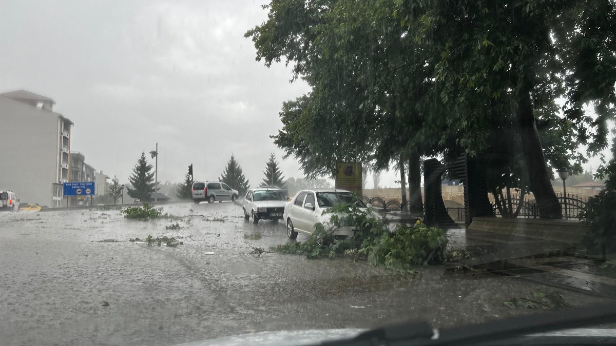 Kastamonu'da kuvvetli sağanak hayatı olumsuz etkiledi