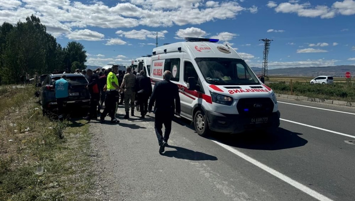 Ağrı'da 2 otomobil çarpıştı: 13 yaralı Ağrı'da 2 otomobil çarpıştı: 13 yaralı