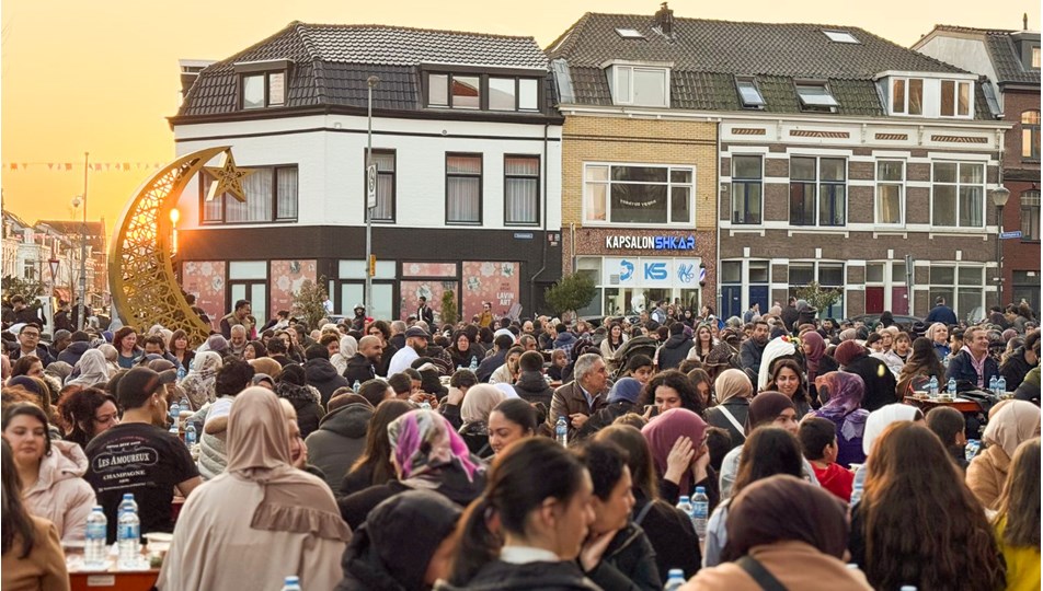 Hollanda'da sokak iftarına bin 600 kişi katıldı