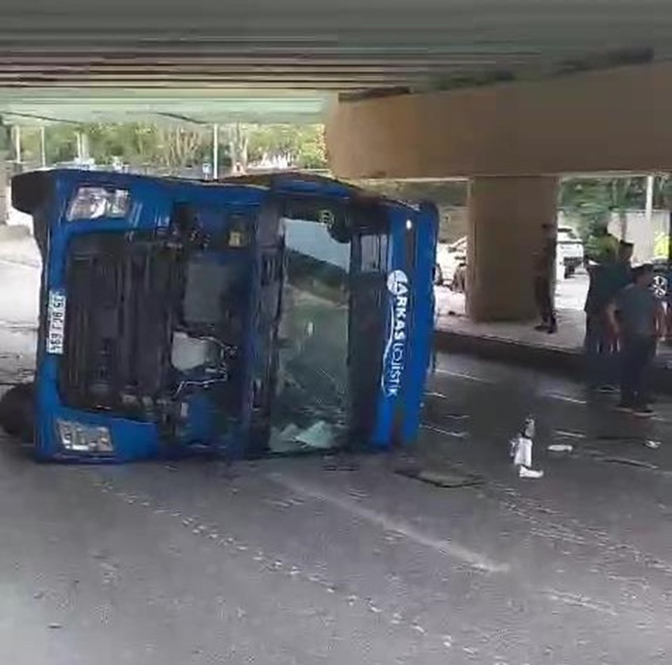 Bakırköy'de TIR, İETT otobüsünün üzerine devrildi: Yaralılar var - 2