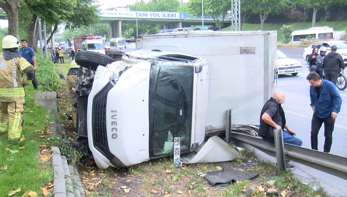 Bağcılar'da kamyonet işçi servisine çarptı: 5 yaralı