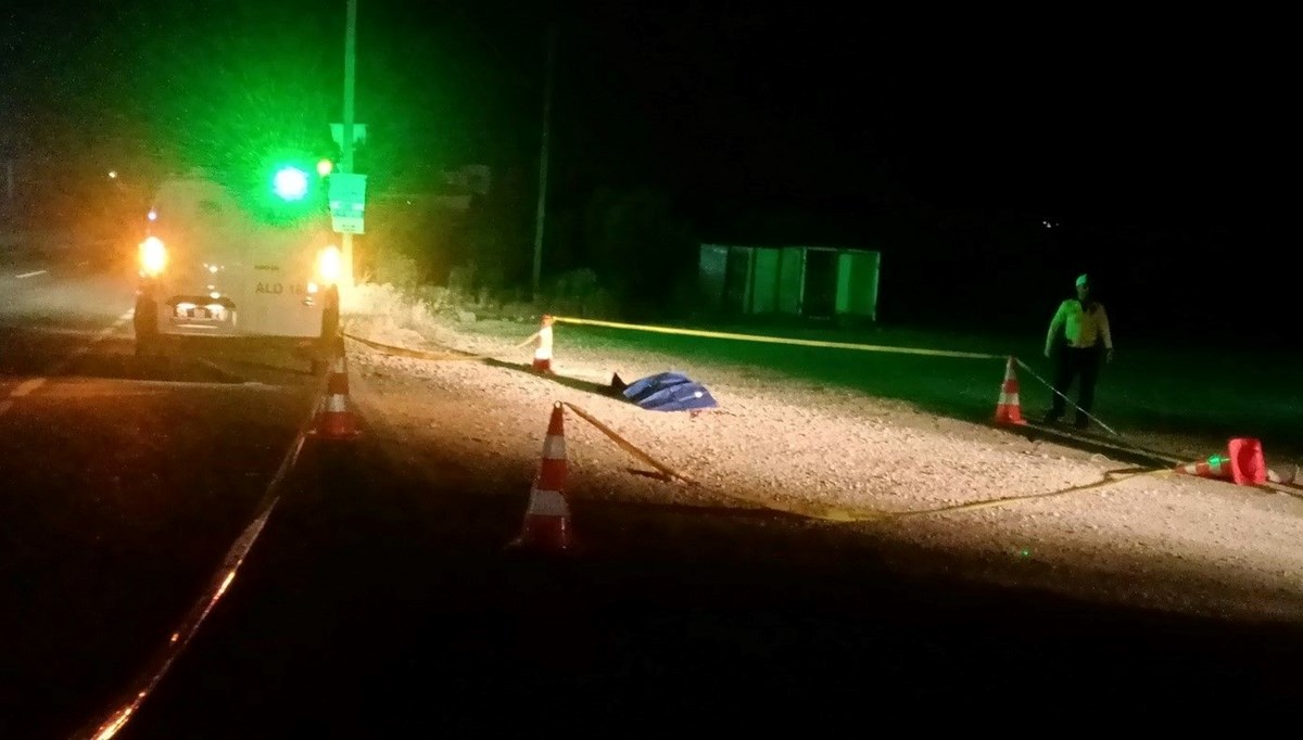 Kara yolundaki erkek cesedi ekipleri harekete geçirdi Kara yolundaki erkek cesedi ekipleri harekete geçirdi