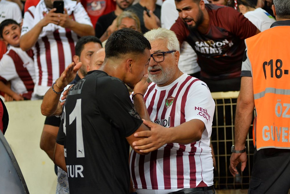 Hataysporlu Oğuzhan Matur, galibiyeti babasına sarılıp, gözyaşlarıyla kutladı - 3