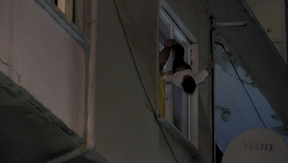 Bu nasıl baba! Çocuklarını rehin aldı, pencereden sarkıttı - 3