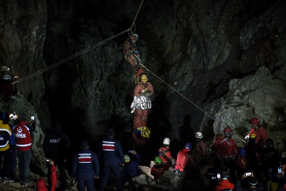ABD'li dağcı rahatsızlanarak mahsur kaldığı mağaradan 9. günde kurtarıldı - 16