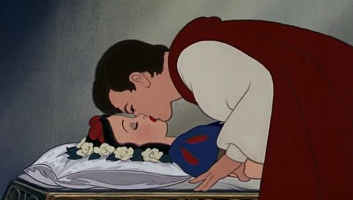 Disneyland'da prensin Pamuk Prenses’i öpme sahnesine cinsel saldırı itirazı