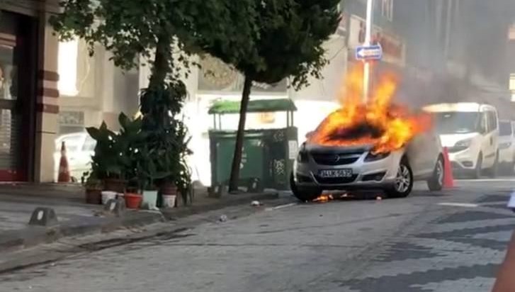 Sultangazi'de araç yangını