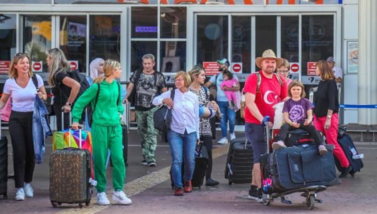 Antalya'da turist akınında yüzde 8 artış Antalya'da turist akınında yüzde 8 artış