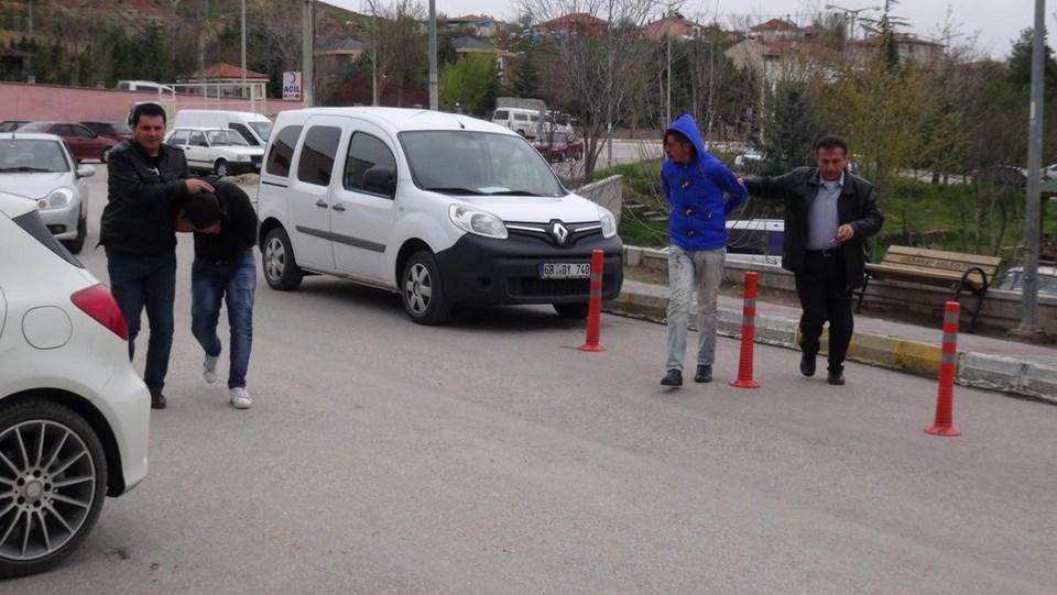Okul bahçesinde tüfekle ateş açtı - 1