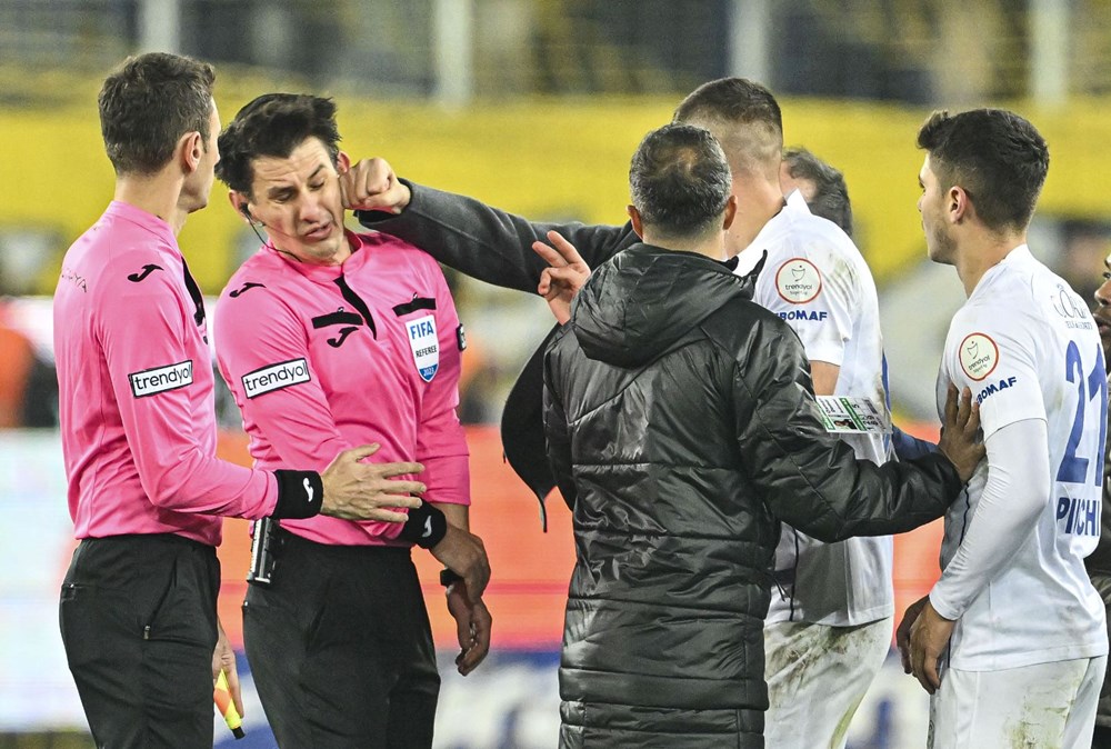 MKE Ankaragücü Kulübü Başkanı Faruk Koca hakem Halil Umut Meler'e yumruk attı - 3