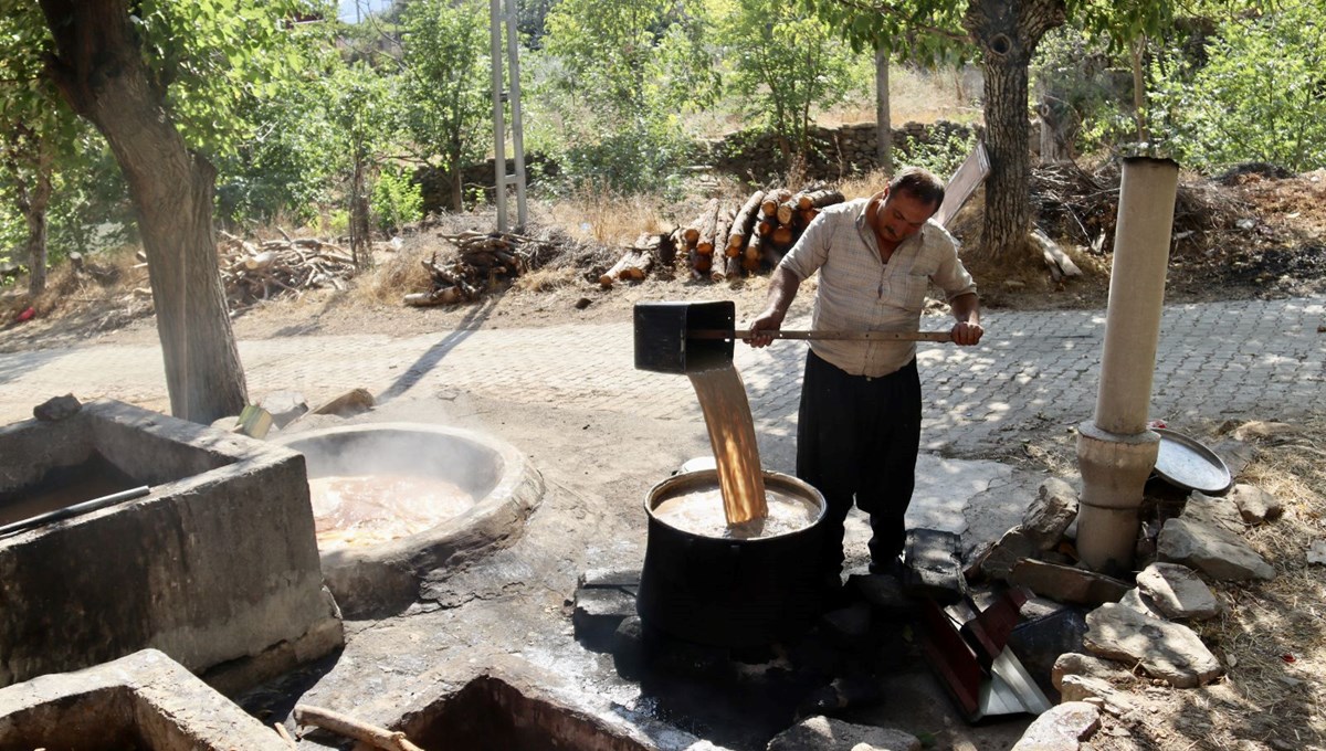 Taştan oyulmuş havuzlarda toplanıp 6 saat kaynatılıyor: Osmaniye'de yapımına başlandı