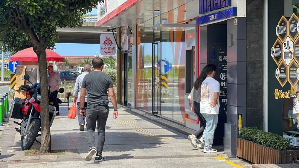 Rize'de fıkra gibi olay yaşandı! Bisikleti banka kapısına kilitledi, içeridekiler mahsur kaldı - 2