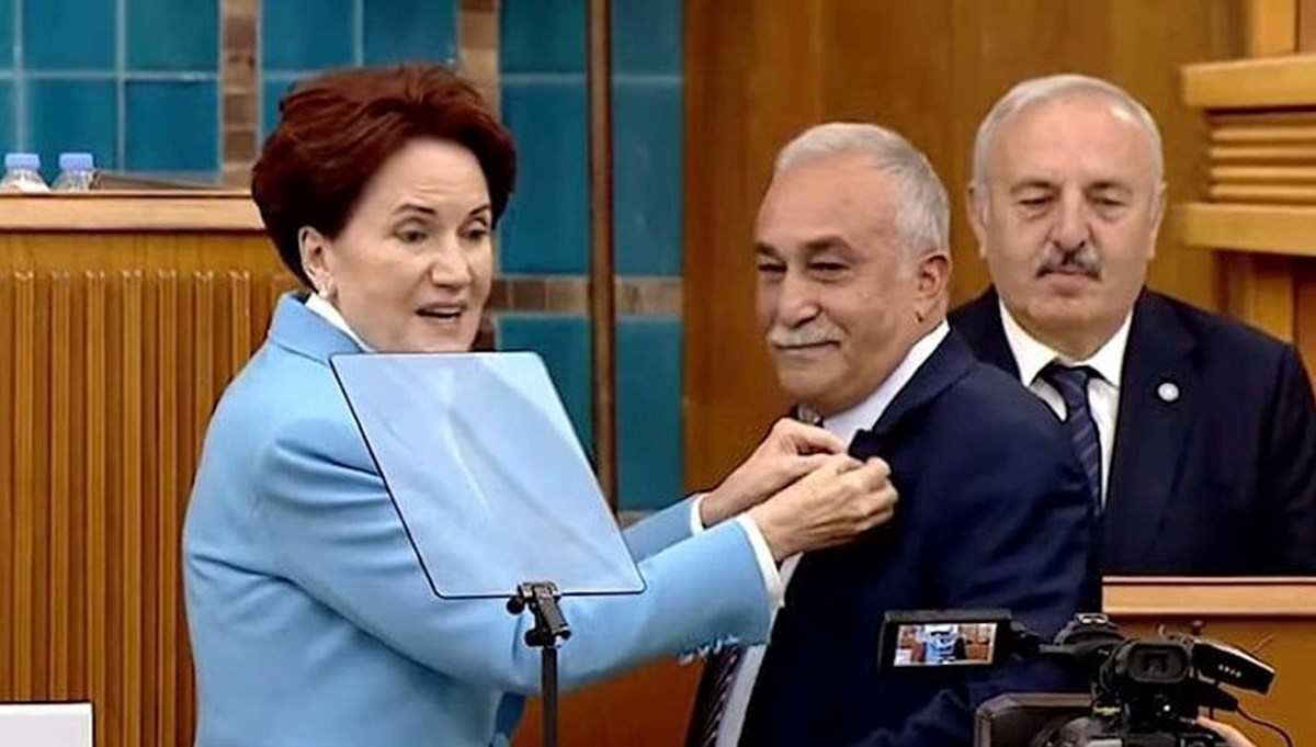 Akşener, Ahmet Eşref Fakıbaba'nın rozetini taktı