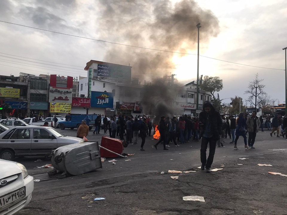İran'da benzin zammı protestoları sürüyor: 1 kişi öldü - 2