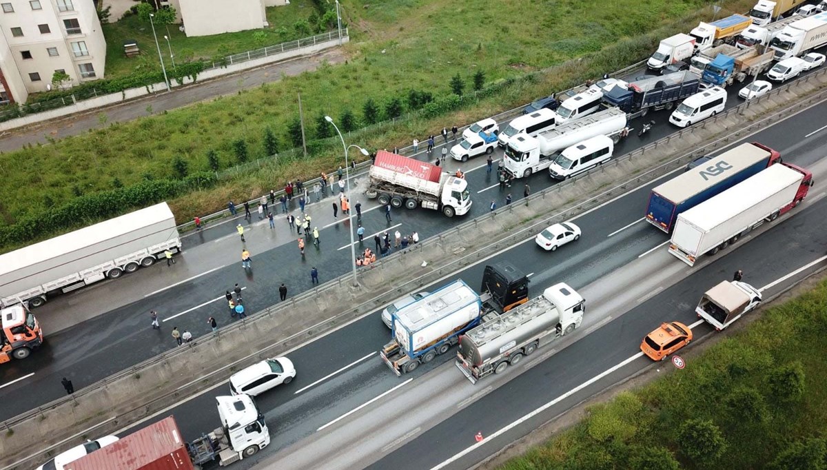TEM'de kamyon devrildi: Ankara yönü ulaşıma kapandı TEM'de kamyon devrildi: Ankara yönü ulaşıma kapandı
