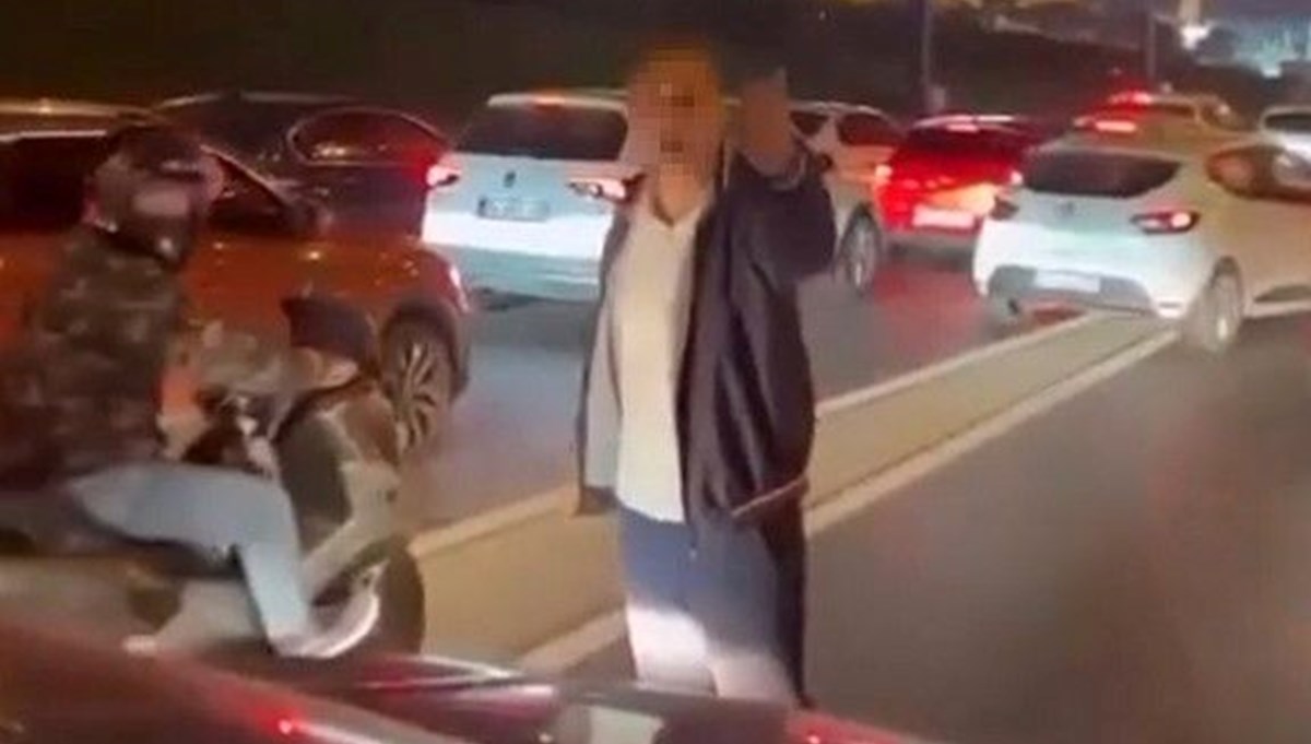 İETT şoförü trafikte sürücünün üstüne yürüdü İETT şoförü trafikte sürücünün üstüne yürüdü