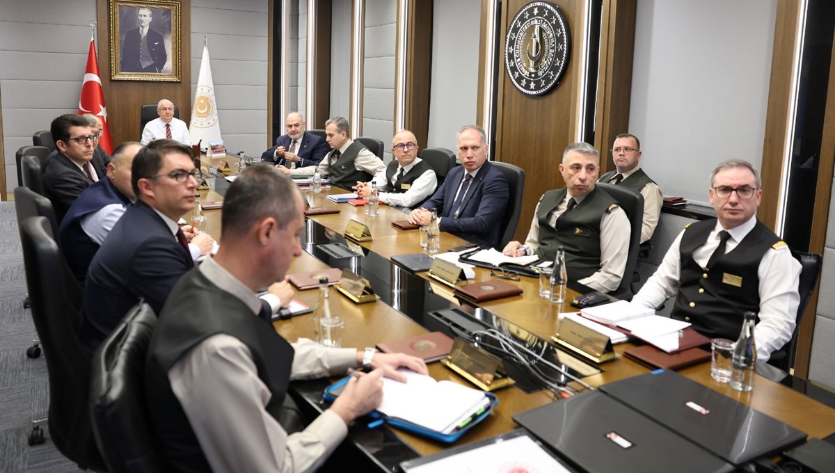 Bakan Yaşar Güler, birlik komutanlarıyla toplantı yaptı Bakan Yaşar Güler, birlik komutanlarıyla toplantı yaptı