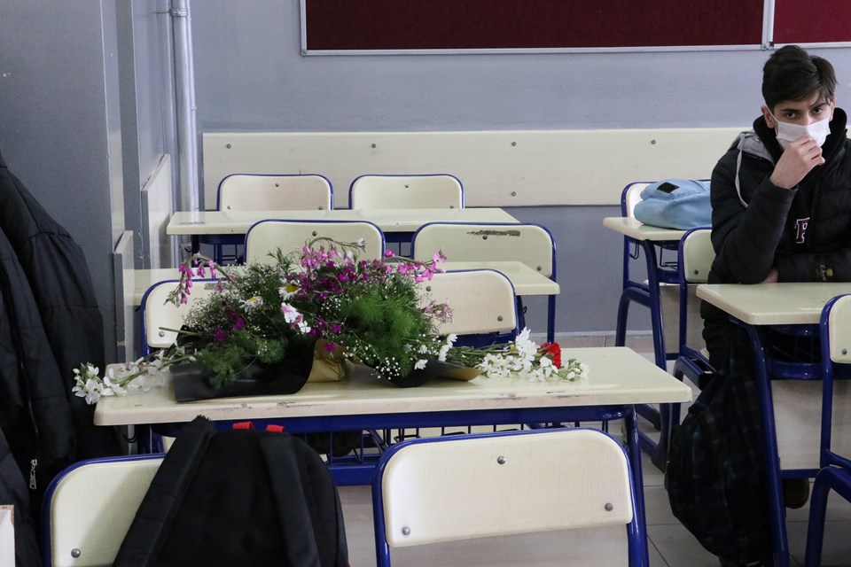 Sibel Şahin'in sırasını çiçeklerle dolduran sınıf arkadaşları, büyük üzüntü yaşıyor.