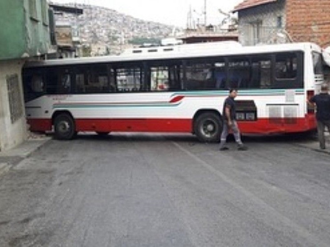Izmir De Belediye Otobusu Evlere Carpti Ntv