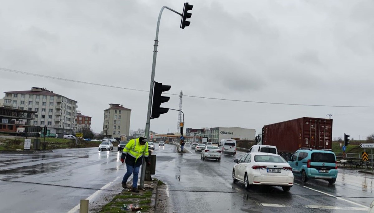 Şiddetli rüzgar trafik ışıklarını ters çevirdi