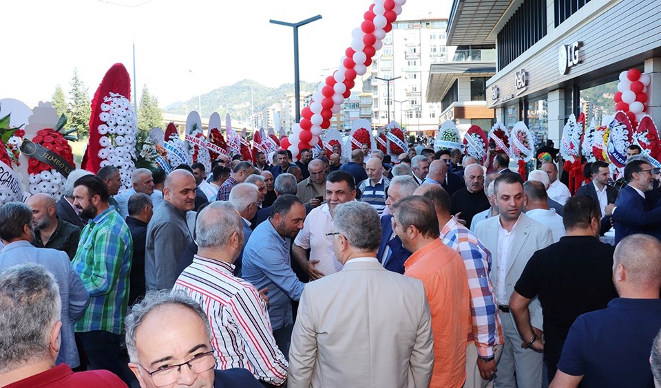 Rize'deki hamburgerci açılışına katılan AK Parti belediye başkanları ve teşkilat üyeleri disipline sevk edildi - 1