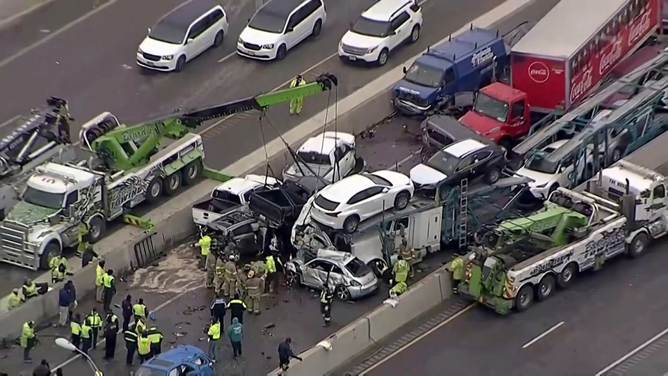 ABD'nin Teksas eyaletinde buzlanan yolda zincirleme trafik kazası: 5 ölü - 1