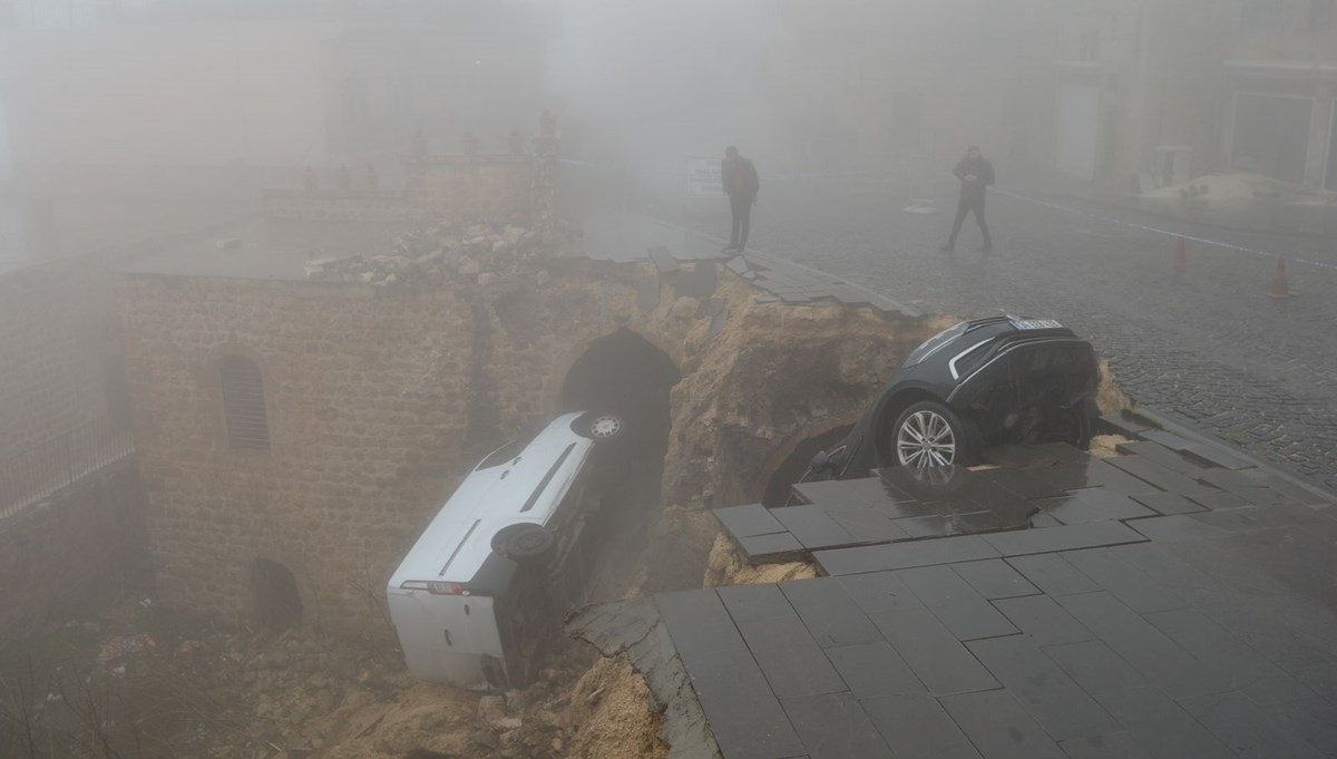 Sağanaktan yol çöktü: 2 araç çukura düştü