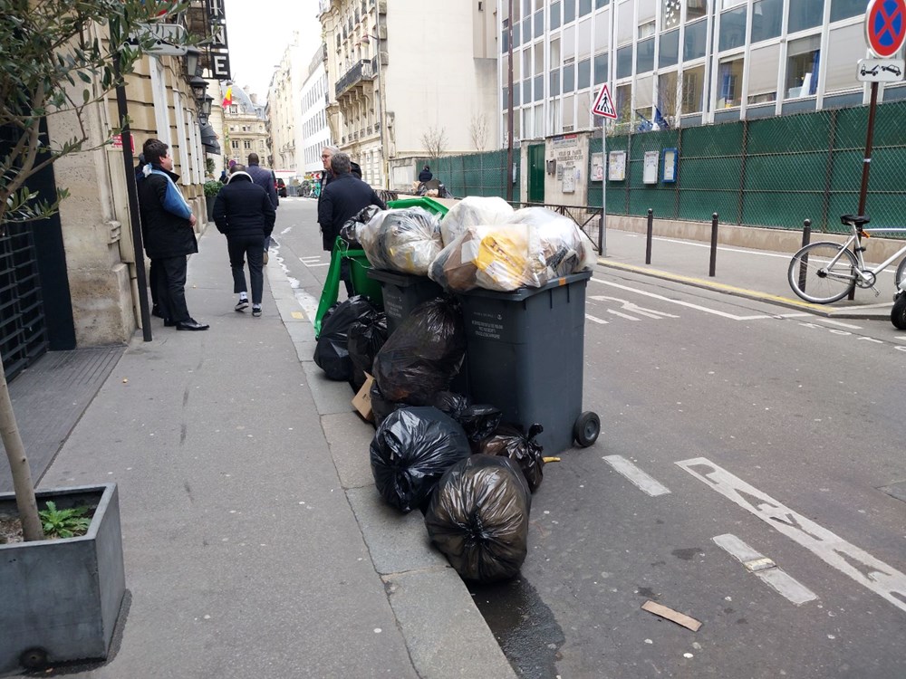 Paris'te binlerce ton çöp birikti: Mezarda emeklilik istemiyoruz - 6