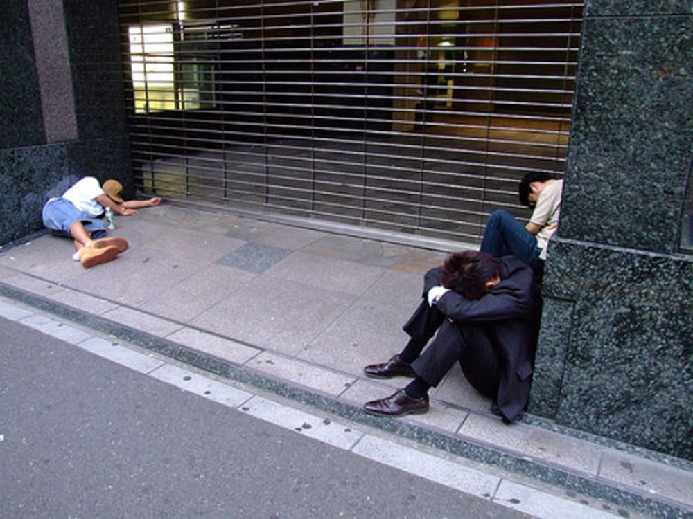 Street sleeping. Инемури в Японии. Спящие японцы. Спящий японец.