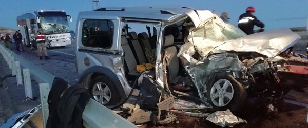 Sivas'ta yolcu otobüsü hafif ticari araçla çarpıştı: 2 ölü, 4 yaralı
