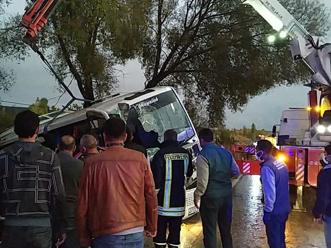 Isparta Da Midibusle Otomobil Carpisti 1 Olu 24 Yarali Ntv