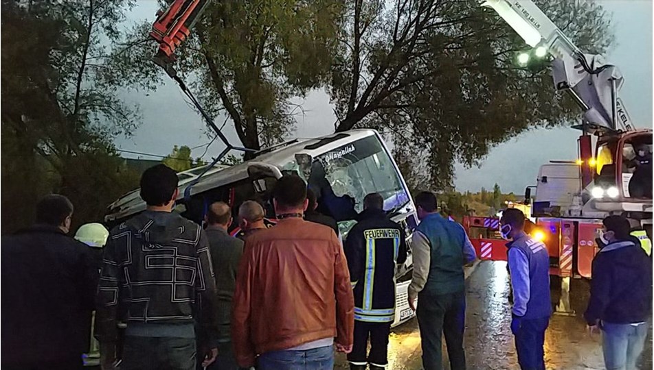 isparta da midibusle otomobil carpisti