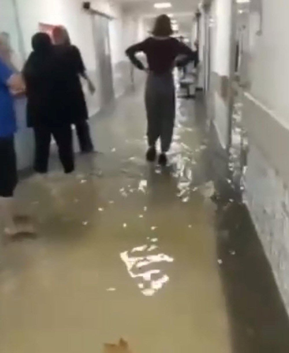Sağanak yağış birçok ilde hayatı felç etti: Cadde ve sokaklar göle döndü, hastaneyi su bastı - 7