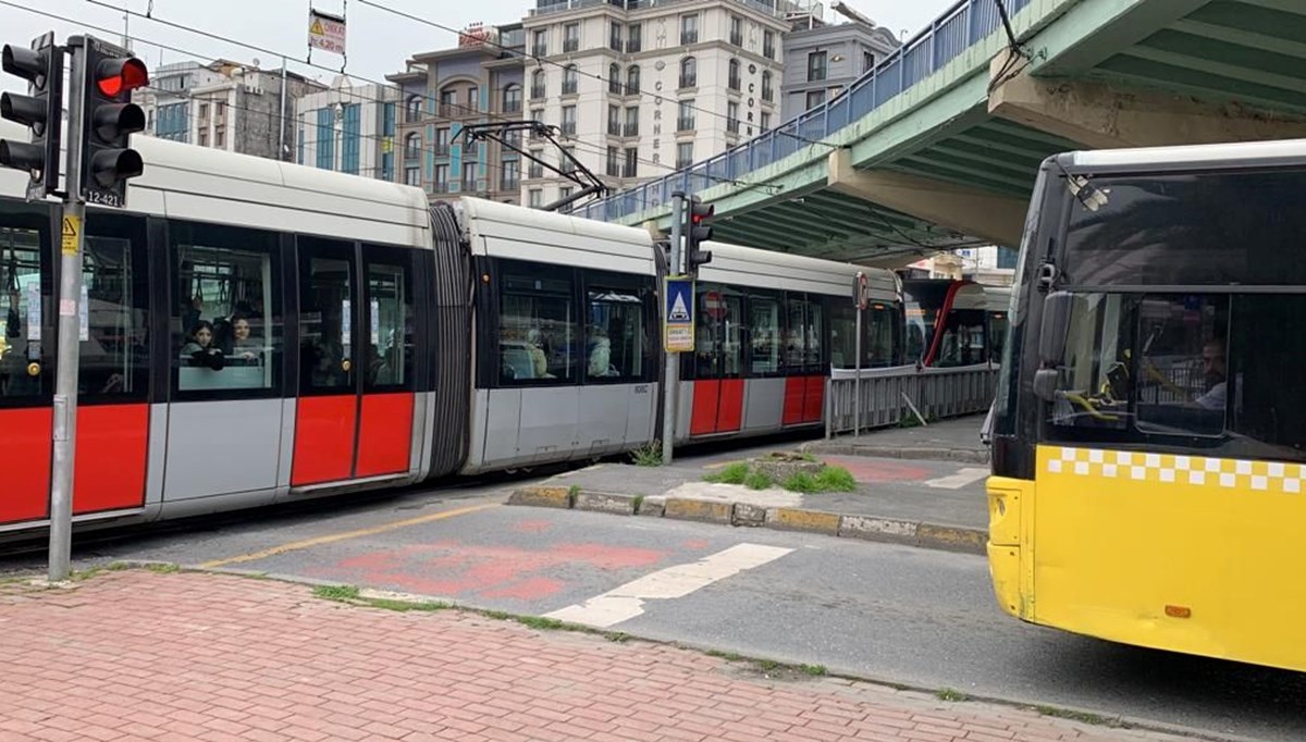 Aksaray'da İETT otobüsü tramvaya çarptı