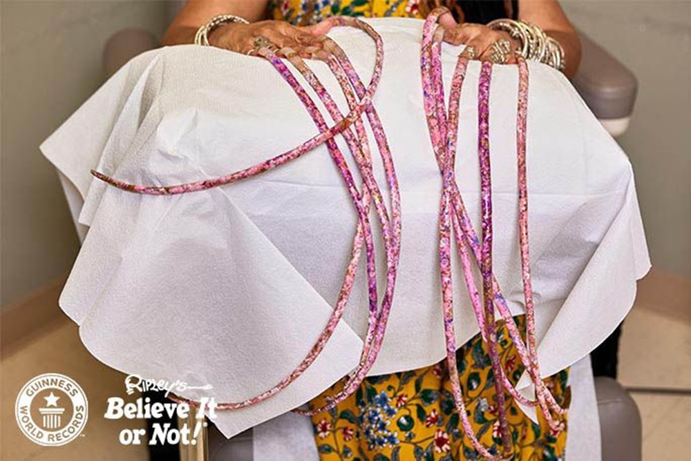 7 meters 33 centimeters: The person with the longest nails in the world cut their nails after 30 years - 4