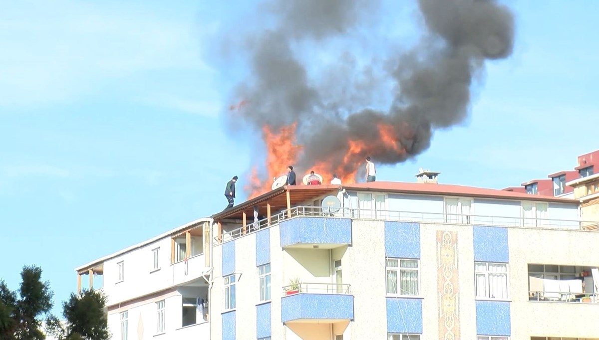 Maltepe’de yangın paniği: Alevler tüm çatıyı sardı