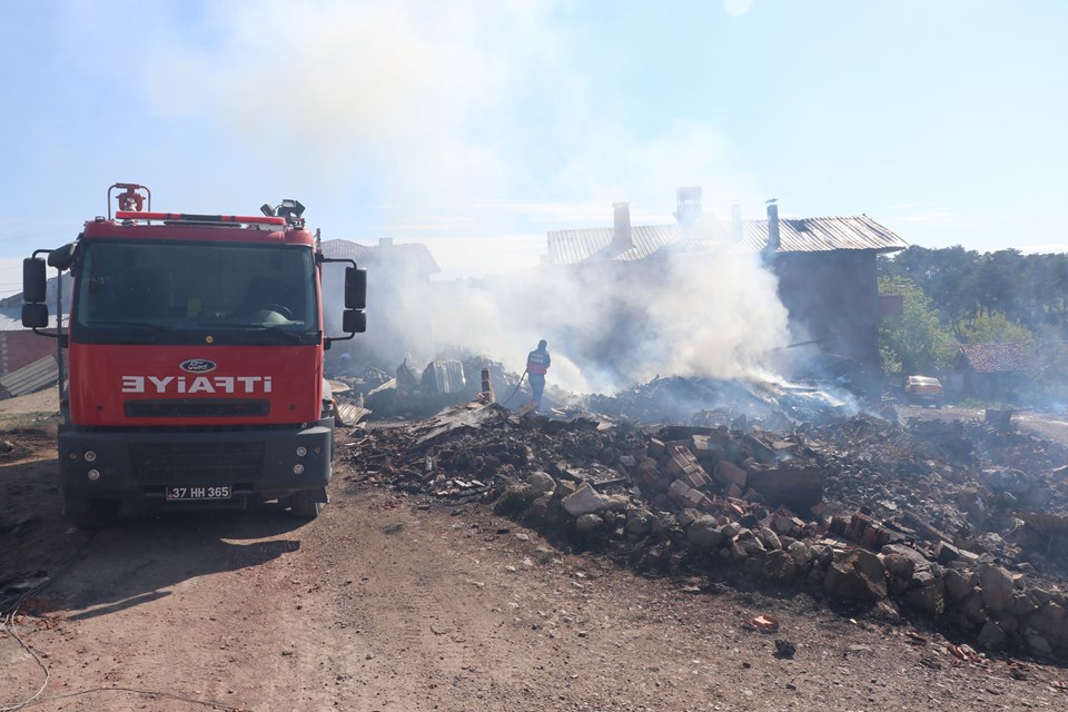 Kastamonu'da yangın: 7 ev ve 3 samanlık yandı - 1