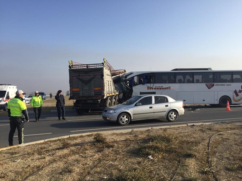 Afyonkarahisar'da yolcu otobüsü TIR'a çarptı: 2 ölü, 22 yaralı - 1