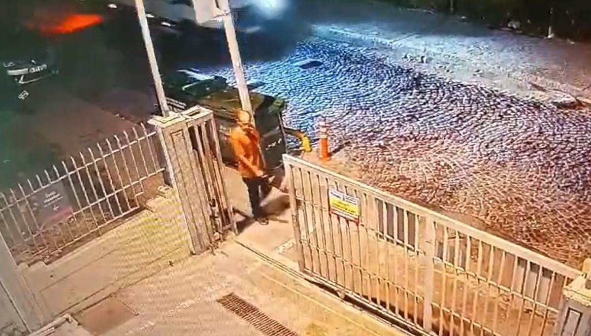 Fatih'te sokak köpeklerinin saldırısına uğrayan bir kişi öldü Fatih'te sokak köpeklerinin saldırısına uğrayan bir kişi öldü