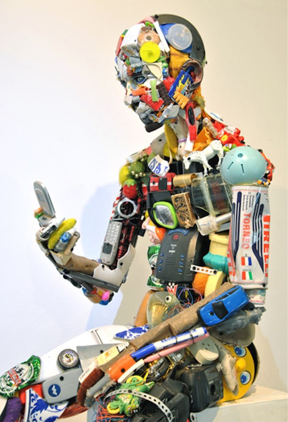 Crashed toys. Дарио Тирони скульптуры. Искусство из мусора. Фигуры из мусора. Скульптуры из мусора.