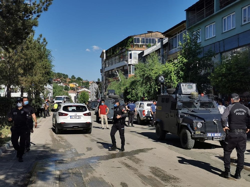 Tunceli�de canlı bomba krizi 2 jandarma personeli açığa alındı NTV