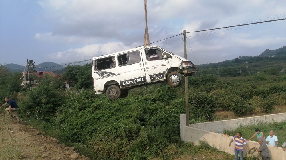 Fındık işçilerini taşıyan minibüs kaza yaptı: 13 yaralı - 3