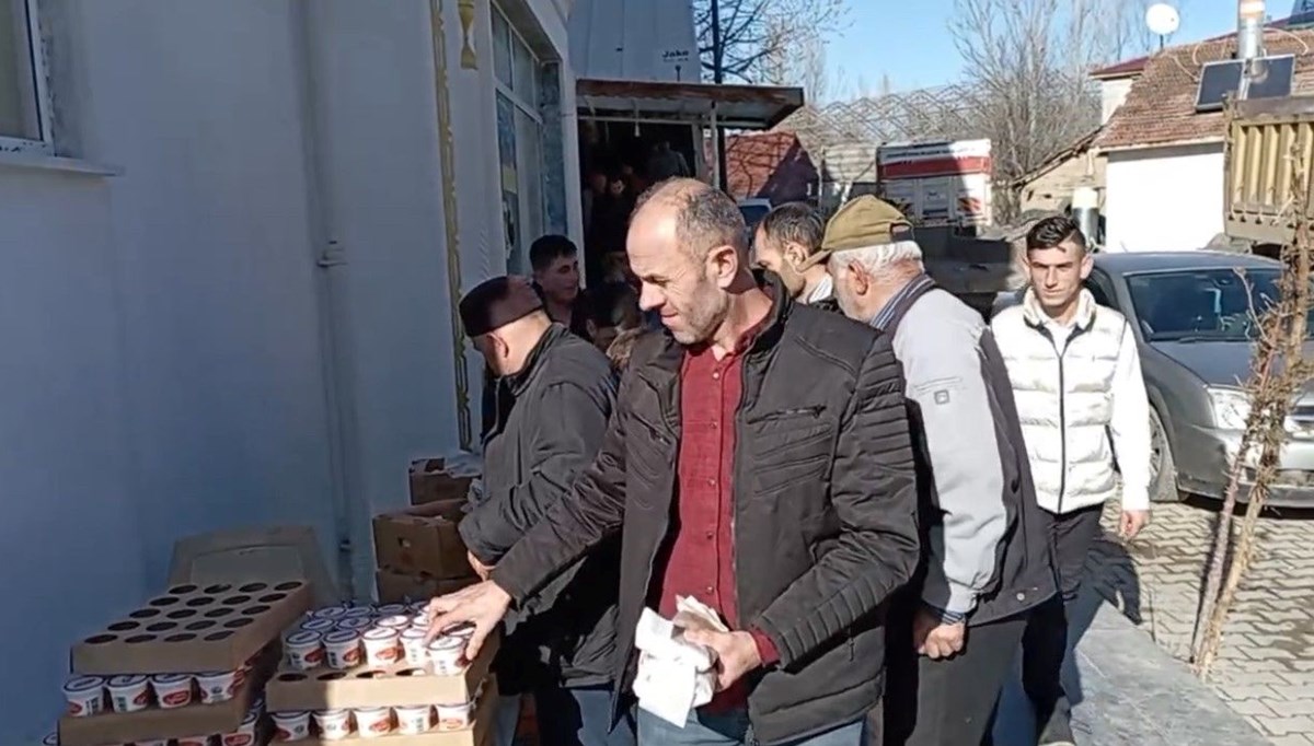 Ferdi Tayfur hayrına pide dağıttı: Babanın vefatı bizi derinden üzdü Ferdi Tayfur hayrına pide dağıttı: Babanın vefatı bizi derinden üzdü