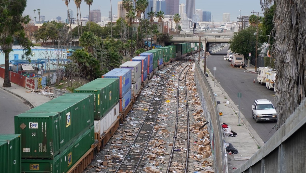 Los Angeles'ta hırsızlar, hareket halindeki yük trenlerini yağmaladı