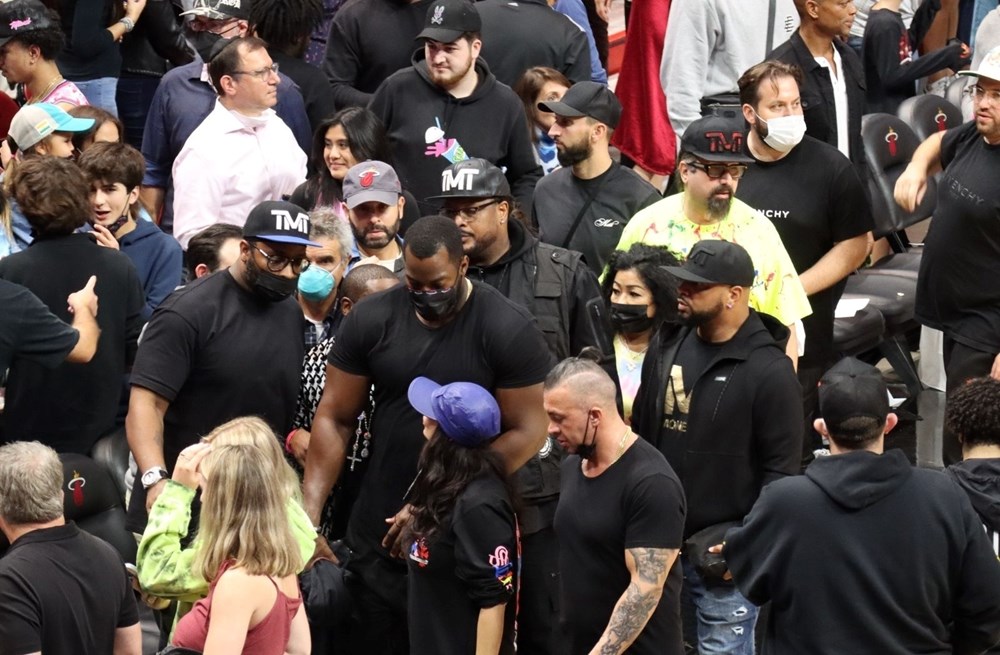 Eski boksör Floyd Mayweather basketbol maçına koruma ordusuyla geldi - 5