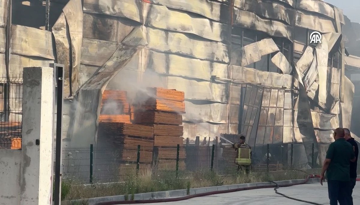 Ankara’da palet fabrikasında yangın: Bitişikteki fabrikaya da sıçradı, 3 saatte kontrol altına alındı