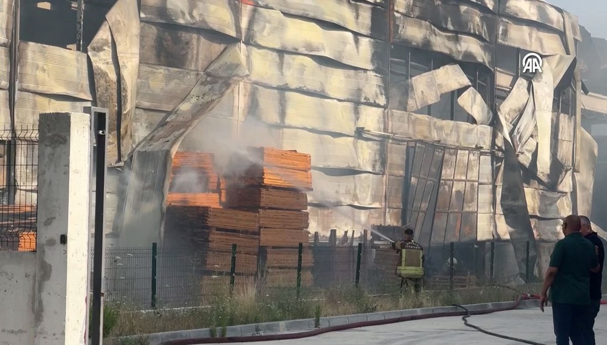Ankara’da palet fabrikasında yangın: Bitişikteki fabrikaya da sıçradı, 3 saatte kontrol altına alındı Ankara’da palet fabrikasında yangın: Bitişikteki fabrikaya da sıçradı, 3 saatte kontrol altına alındı