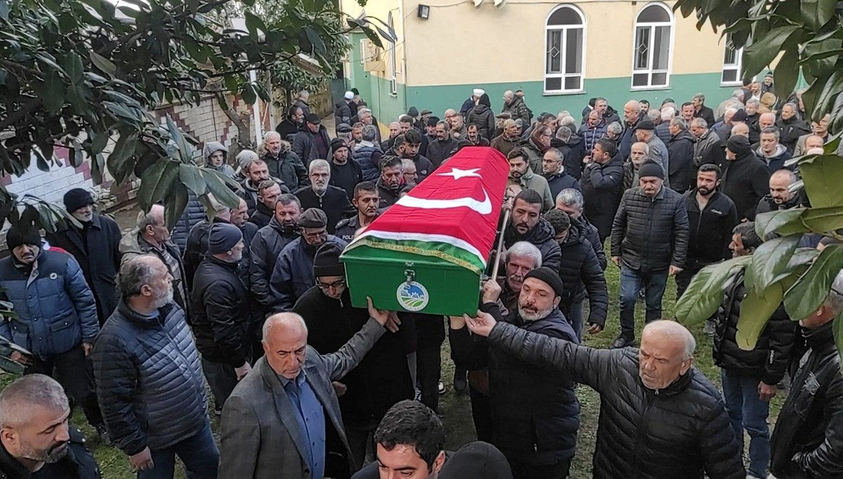 Evinde ölü bulunan emekli polis son yolculuğuna uğurlandı Evinde ölü bulunan emekli polis son yolculuğuna uğurlandı