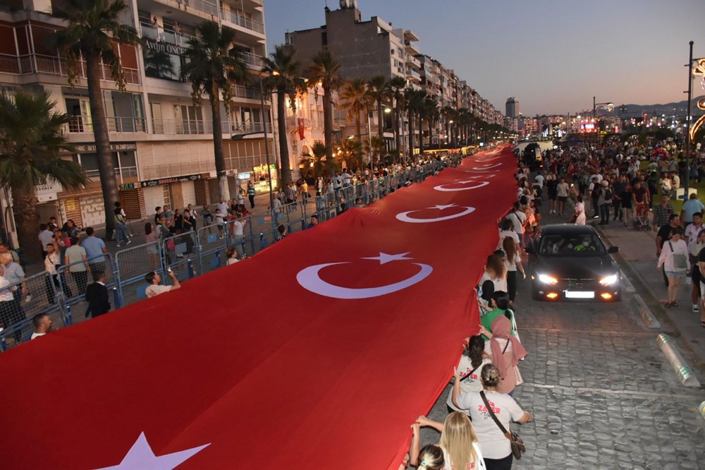 İzmir’de kurtuluş günü coşkusu: Tarkan konserine yüz binlerce kişi akın etti - 28